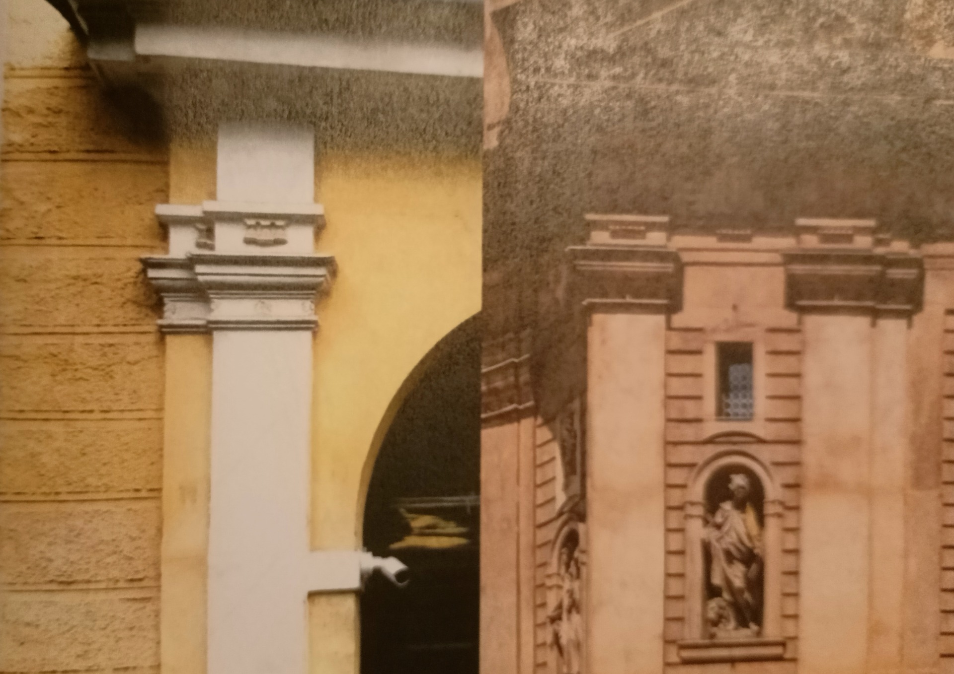 Srovnání detailu hlavic severního portálu milíčevského zámku (vlevo) a průčelí křižovníckého kostela sv. Františka v Praze od J. B. Matheye